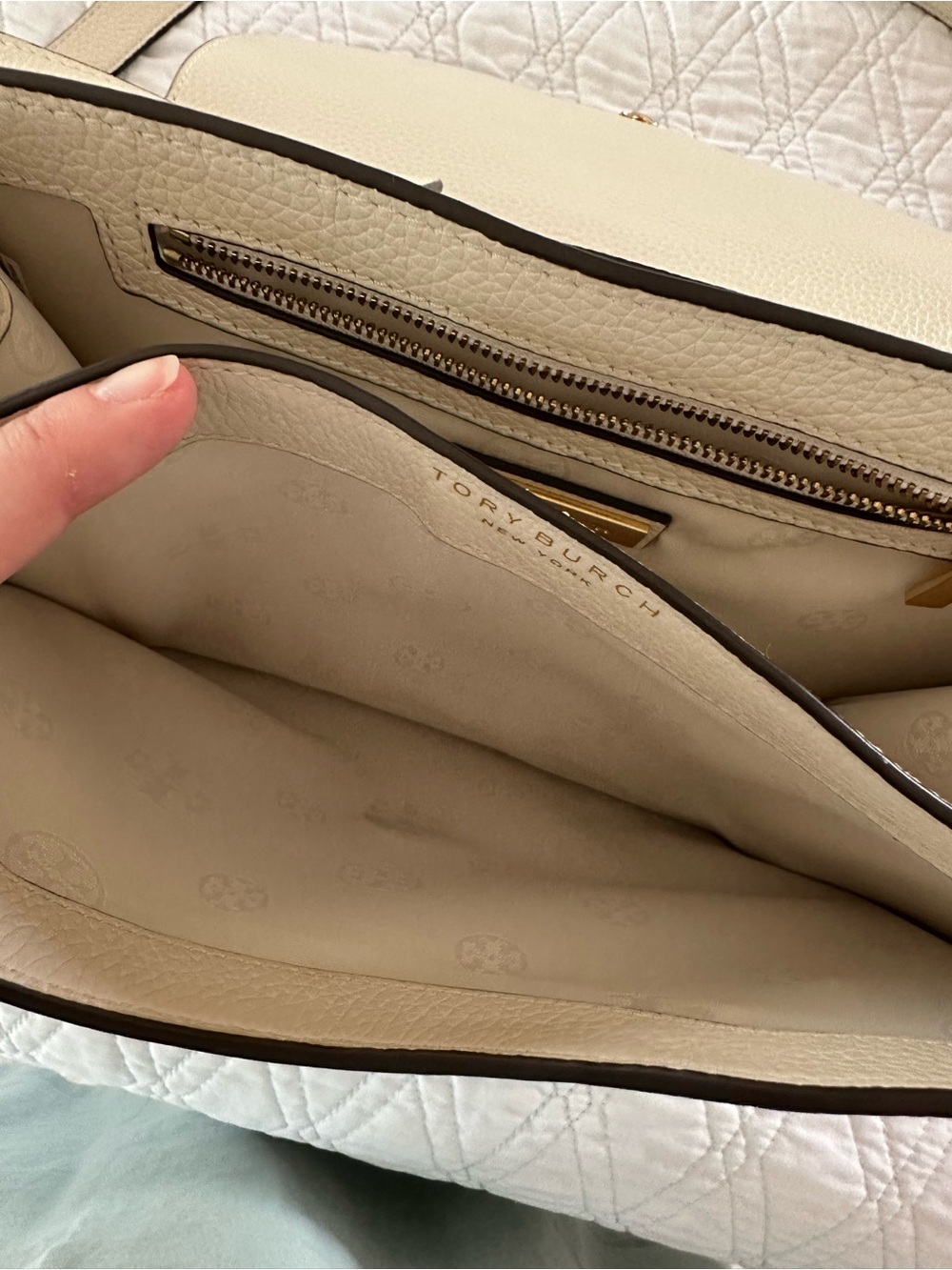 Tory Burch Cream Pebbled Leather Crossbody with Gold Logo Accent - Picture 3 of 8